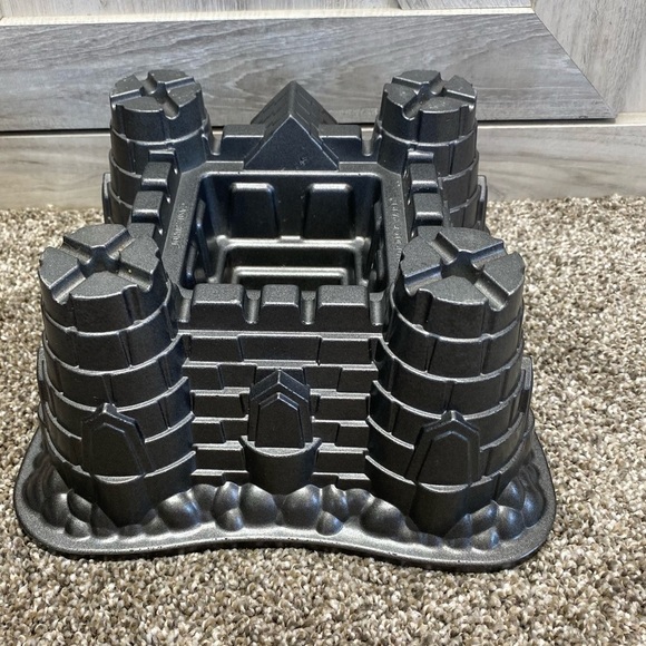 Nordic Ware Pro Cast Castle Bundt Pan - Picture 6 of 10